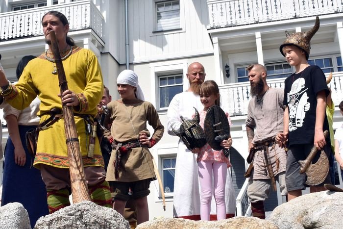 niegrozni-wikingowie-w-norweskiej-dolinie-foto-70346