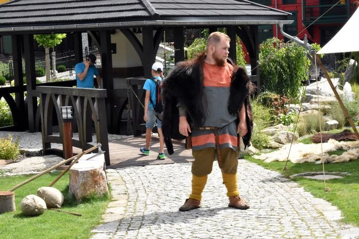 niegrozni-wikingowie-w-norweskiej-dolinie-foto-70346
