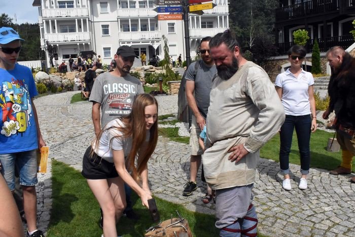 niegrozni-wikingowie-w-norweskiej-dolinie-foto-70346