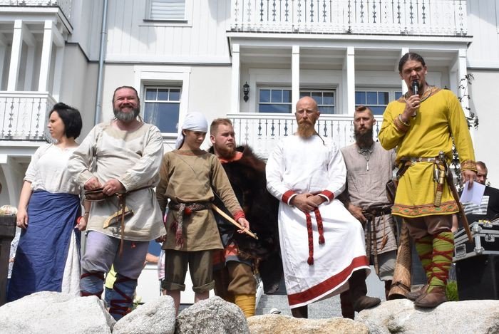 niegrozni-wikingowie-w-norweskiej-dolinie-foto-70346