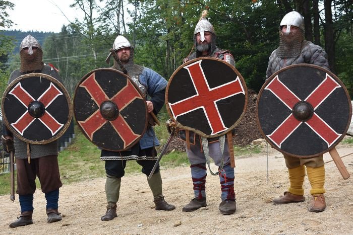 niegrozni-wikingowie-w-norweskiej-dolinie-foto-70346