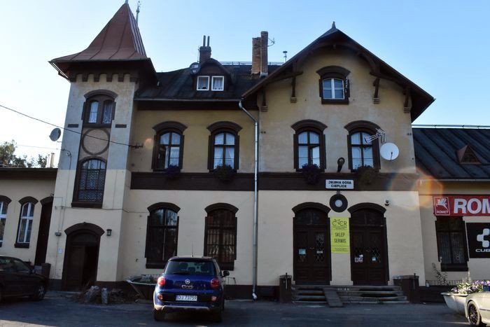 podrozni-mokna-na-dworcu-w-cieplicach-foto-70384