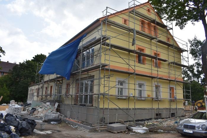 w-starej-kamienicy-inwestuja-w-oswiate-foto-70454