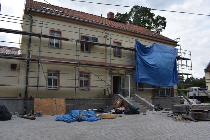 w-starej-kamienicy-inwestuja-w-oswiate-foto-70454