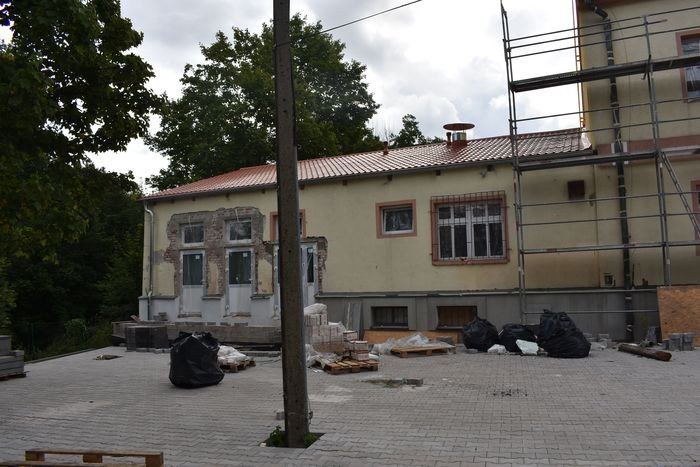 w-starej-kamienicy-inwestuja-w-oswiate-foto-70454