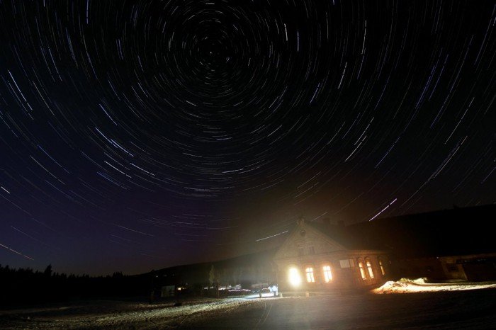 astronomiczny-dzien-w-parku-ciemnego-nieba-dzisiaj-70470