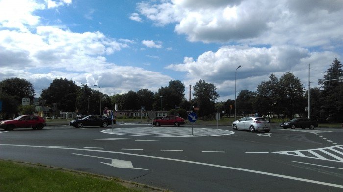 wprowadzono-ruch-okrezny-przy-rondzie-foto-70497