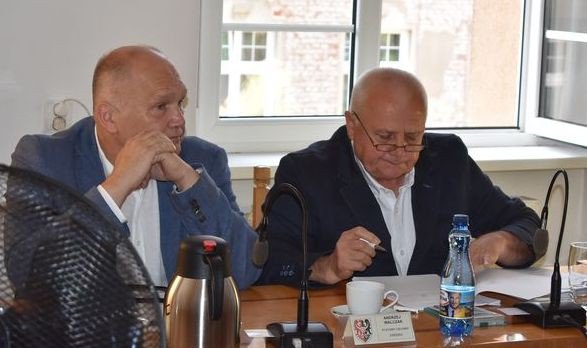 o-pieniadzach-na-nadzwyczajnej-sesji-w-powiecie-foto-70513