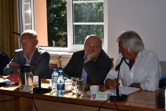 o-pieniadzach-na-nadzwyczajnej-sesji-w-powiecie-foto-70513