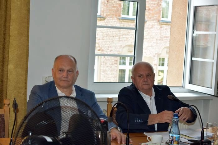 o-pieniadzach-na-nadzwyczajnej-sesji-w-powiecie-foto-70513