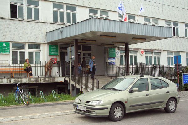 – Umawiamy pacjentów na wizytę na inny dzień – mówi Dorota Wójtowicz, położna z poradni ginekologicznej. Z tyłu – Maria Przystawska.