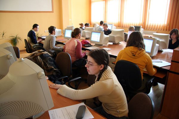 Jeleniogórskie szkoły są wyposażone w pracownie internetowe: na zdjęciu ZSO nr. 1 im. Żeromskiego.