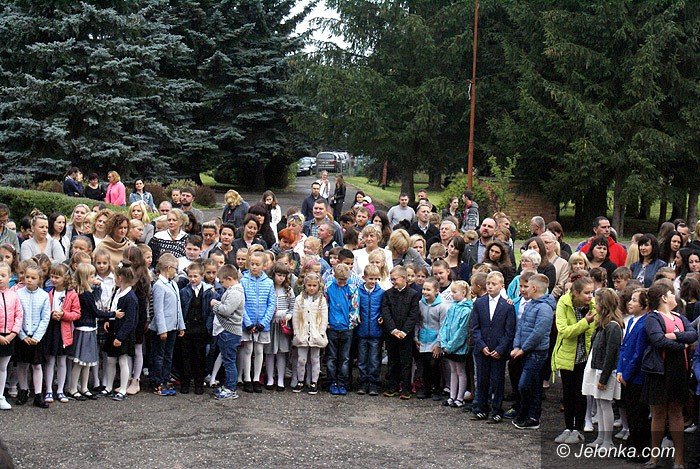 tak-witano-nowy-rok-szkolny-w-omnicy-foto-70635