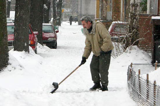 Lepiej odśnieżyć, bo straż miejska się przyczepi.