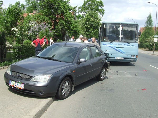 Tył samochodu osobowego został niemal zmiażdżony.