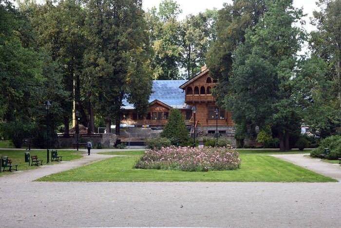 czytelnik-ciemno-w-parku-norweskim-foto-70874