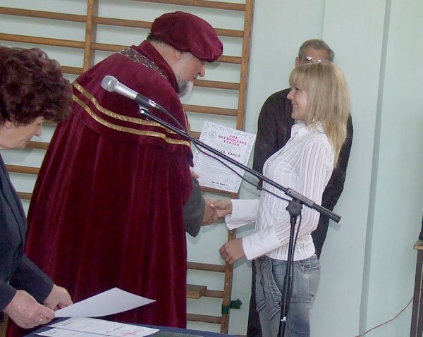 Starszy Cechu Zbigniew Ładziński wręcza akt ślubowania.