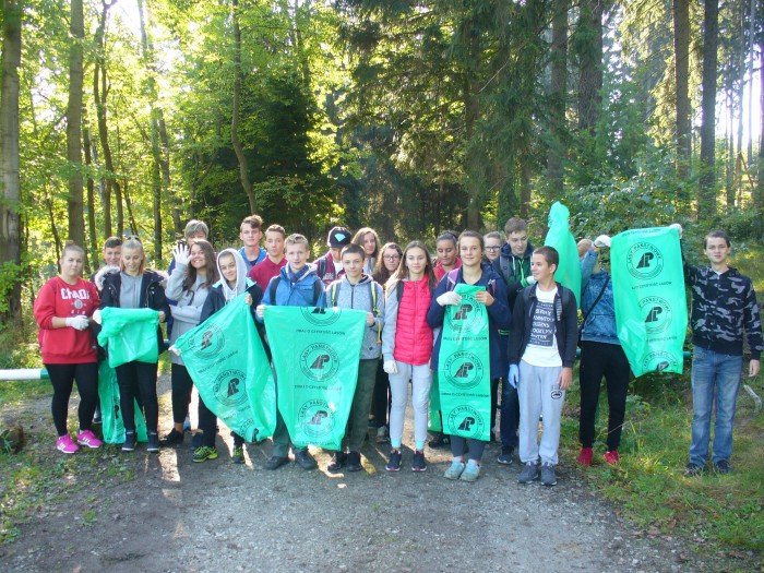 uczniowie-z-janowic-wielkich-sprzatali-szlaki-foto-70977