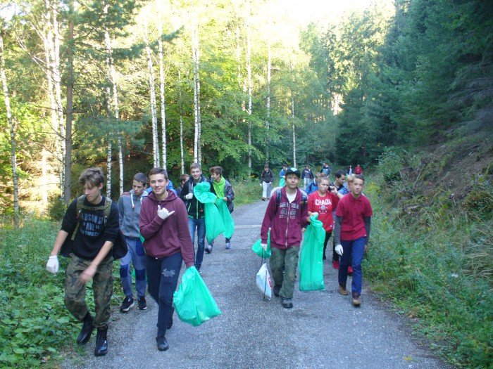 uczniowie-z-janowic-wielkich-sprzatali-szlaki-foto-70977