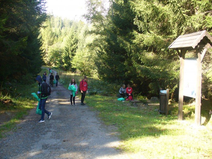 uczniowie-z-janowic-wielkich-sprzatali-szlaki-foto-70977