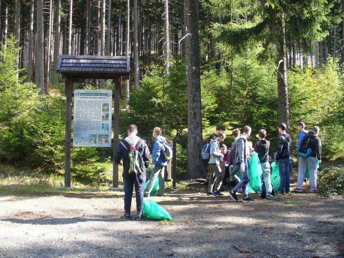 uczniowie-z-janowic-wielkich-sprzatali-szlaki-foto-70977