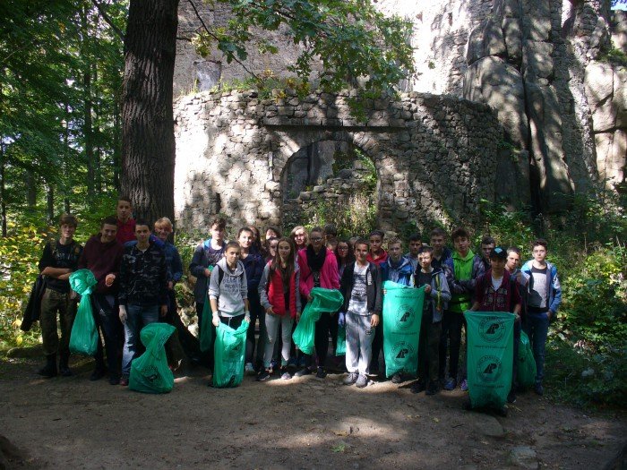 uczniowie-z-janowic-wielkich-sprzatali-szlaki-foto-70977