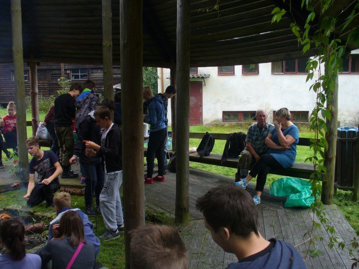 uczniowie-z-janowic-wielkich-sprzatali-szlaki-foto-70977