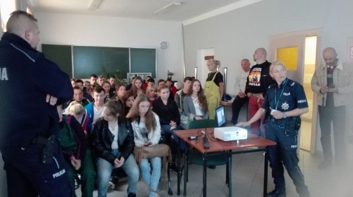 policjanci-spotkali-sie-z-modzieza-z-ohp-foto-71056