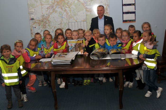 dorosli-i-mali-jeleniogorzanie-zwiedzaja-ratusz-foto-71083