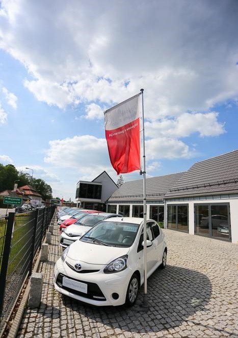 salon-toyota-nowakowski-rusza-pena-para-w-jeleniej-gorze-poznaj-niezawodne-auta-hybrydowe-juz-w-najblizszy-weekend-71201