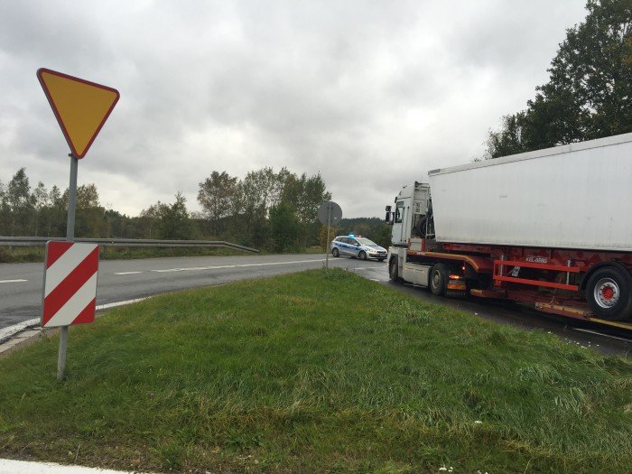 zderzenie-dwoch-aut-droga-zablokowana-foto-71252