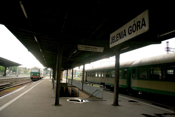 Na razie wielkim przegranym w walce o pasażerów na trasie Jelenia Góra Wrocław są Polskie Koleje Państwowe.