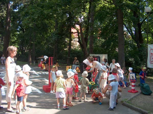 bezpieczne-wakacje-ze-straza-miejska-2005-relacja-7133