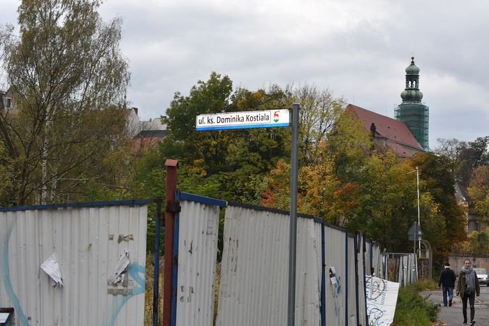 uliczne-bajoro-w-centrum-miasta-foto-71358