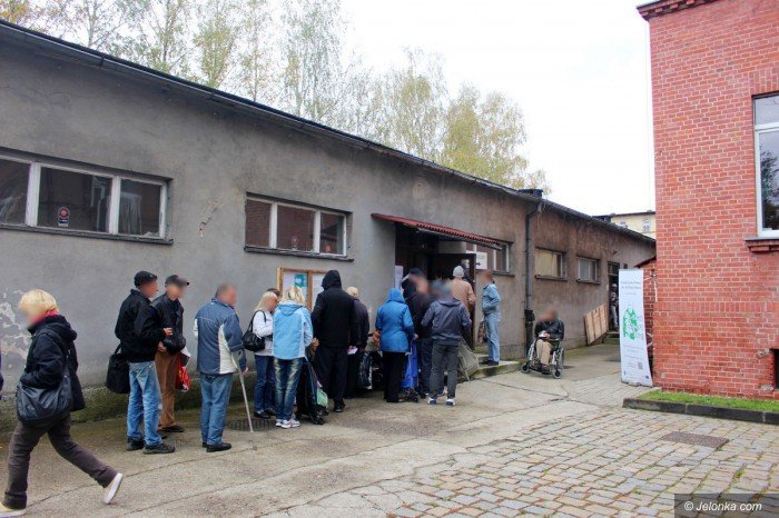 przy-mopsie-wydaja-zywnosc-potrzebujacym-foto-71384