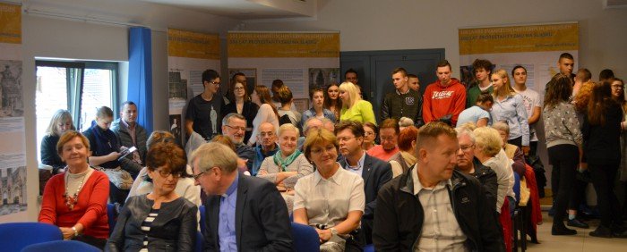 Wernisaż wystawy sprowadził do Muzeum Karkonoskiego kilkadziesiąt osób, w tym uczniów z LO im. C.K. Norwida w Cieplicach Śląskich–Zdroju