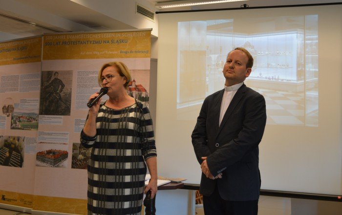 Wystawę otworzyli: dyrektorka Muzeum Karkonoskiego Gabriela Zawiła oraz ksiądz Sebastian Kozieł – proboszcz parafii Ewangelicko–Augsburskiej w Jeleniej Górze