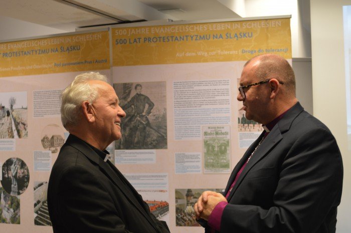Ksiądz Józef Stec – proboszcz parafii katolickiej pw. Matki Bożej Miłosierdzia w Cieplicach Śląskich–Zdroju oraz gość honorowy wystawy ksiądz biskup Waldemar Pytel – zwierzchnik Diecezji Wrocławskiej Kościoła Ewangelicko