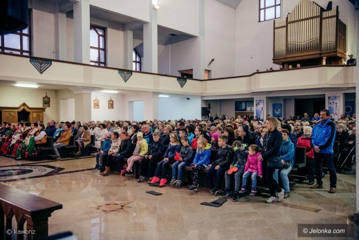 procesja-fatimska-przesza-ulicami-cieplic-foto-71408