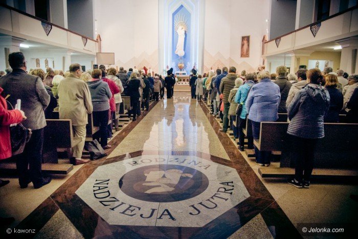 procesja-fatimska-przesza-ulicami-cieplic-foto-71408