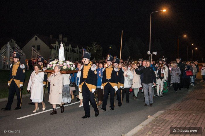 procesja-fatimska-przesza-ulicami-cieplic-foto-71408