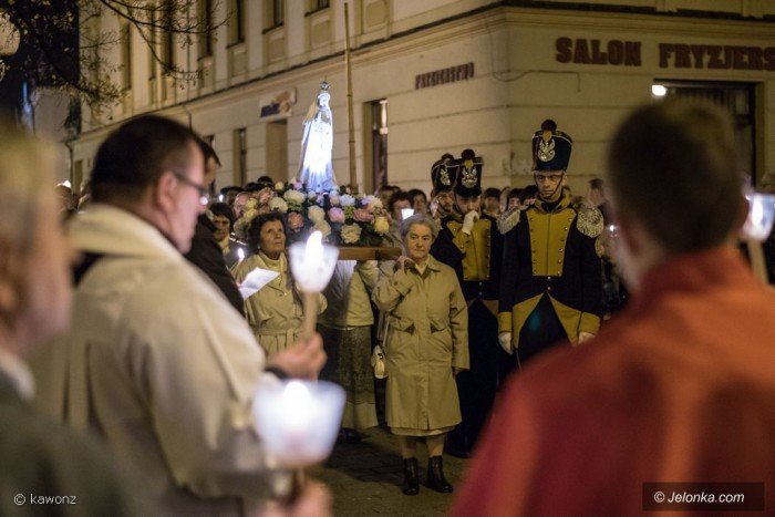 procesja-fatimska-przesza-ulicami-cieplic-foto-71408