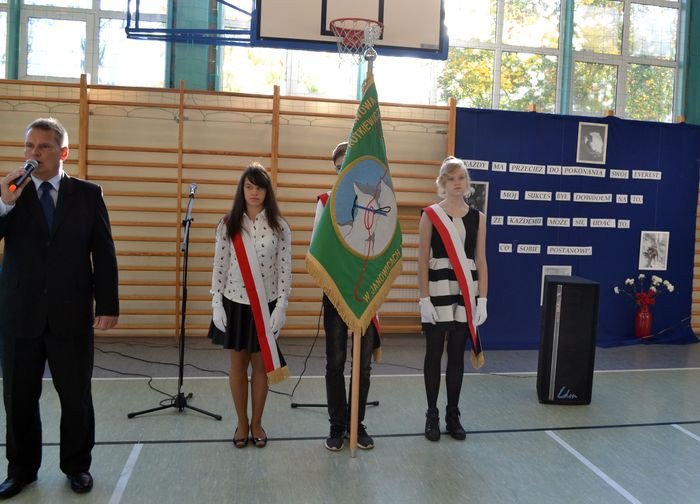 szkoa-w-janowicach-z-nowym-sztandarem-71465