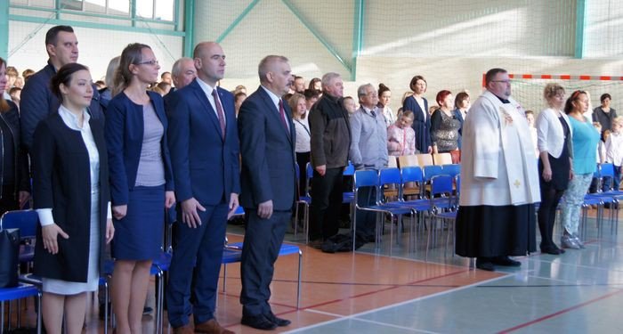 szkoa-w-janowicach-z-nowym-sztandarem-71465