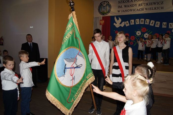 szkoa-w-janowicach-z-nowym-sztandarem-71465