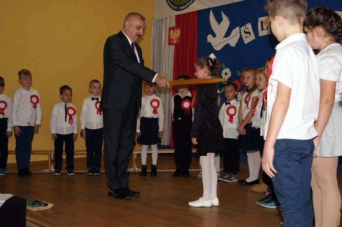 szkoa-w-janowicach-z-nowym-sztandarem-71465
