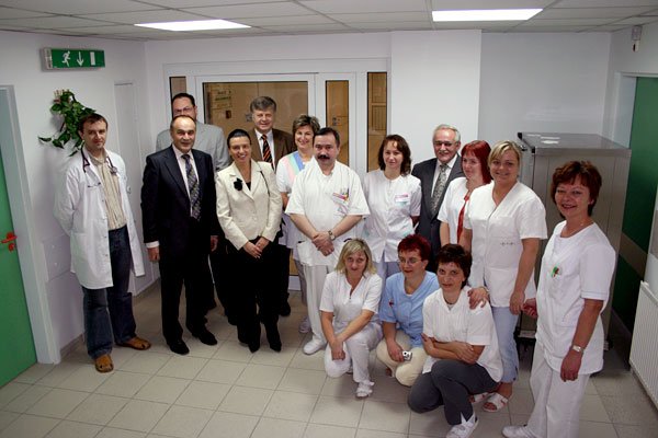 Personel szpitala z z-cą dyrektora Piotrem Binkiem oraz posłem SLD Jerzym Szmajdzińskim i Józefem Kusiakiem, prezydentem miasta podczas otwarcia oddziału.