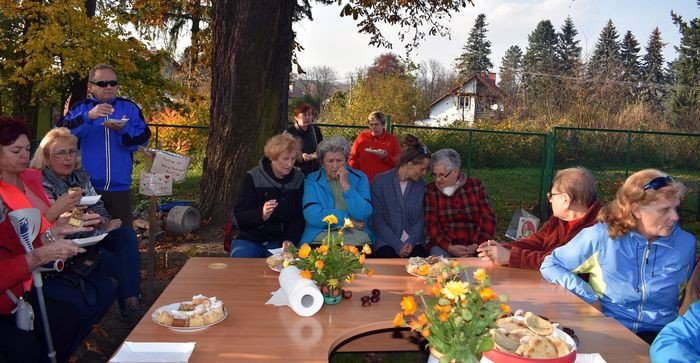 seniorzy-wybudowali-piec-chlebowy-foto-71557