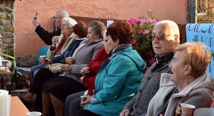 seniorzy-wybudowali-piec-chlebowy-foto-71557