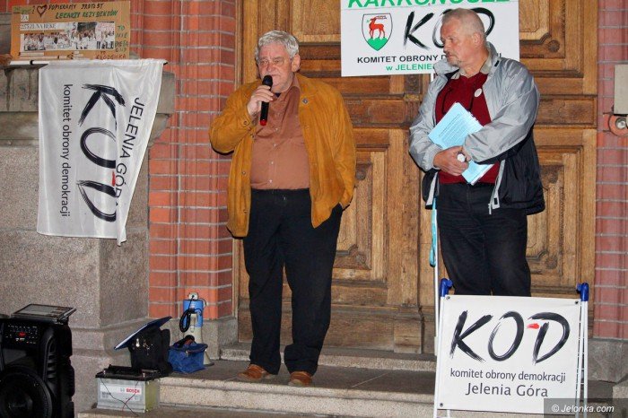 kod-ponownie-demonstrowa-pod-sadem-foto-71572